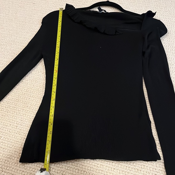 💯authentic Gucci asymmetrical shoulder top 💯silk - Picture 9 of 9